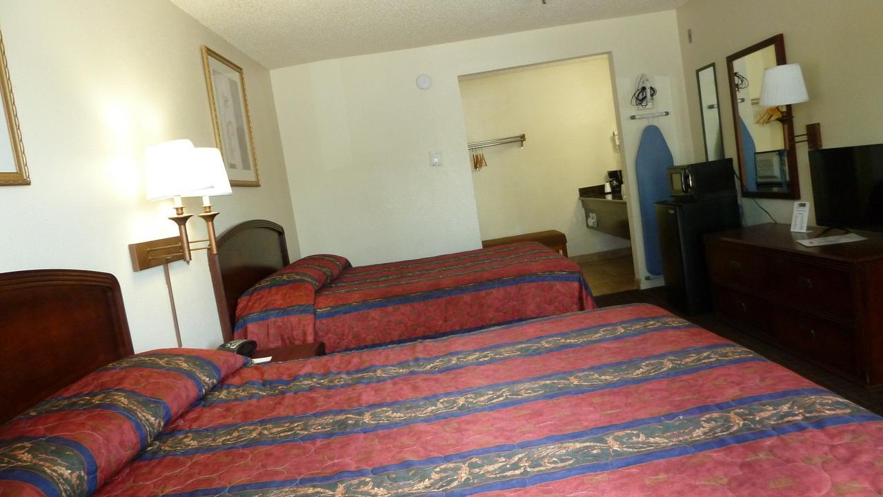 Ambassador Inn Fresno Exterior photo