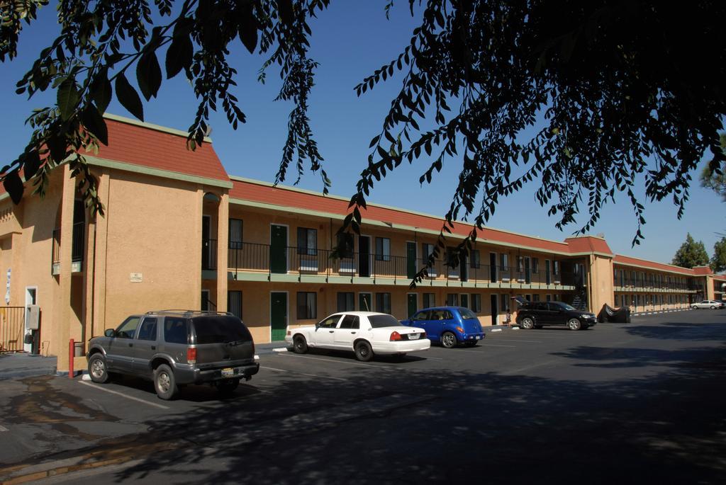 Ambassador Inn Fresno Exterior photo