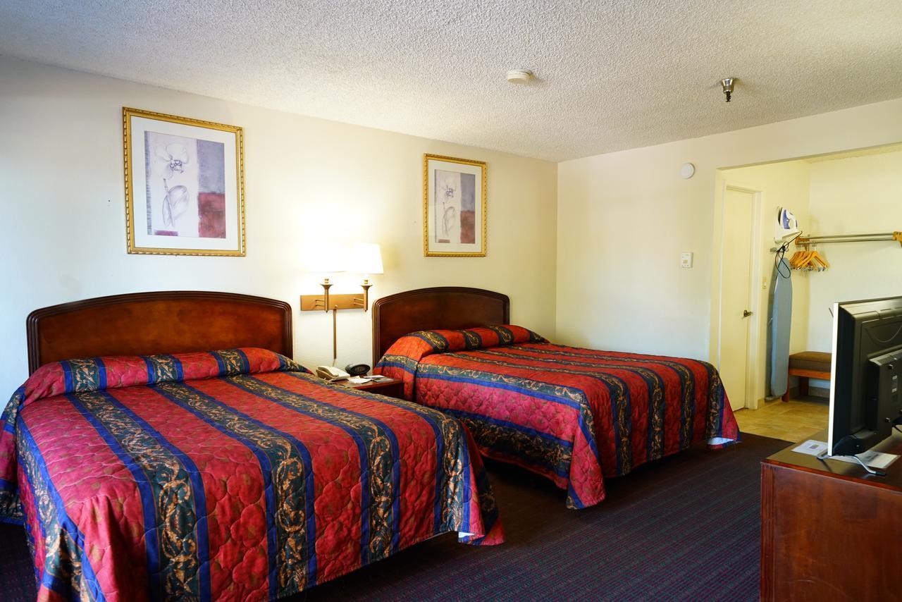 Ambassador Inn Fresno Exterior photo