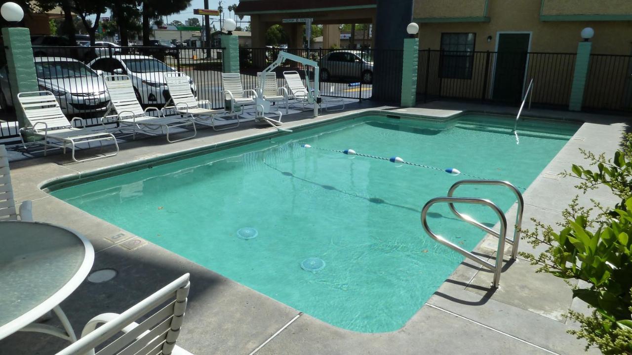 Ambassador Inn Fresno Exterior photo