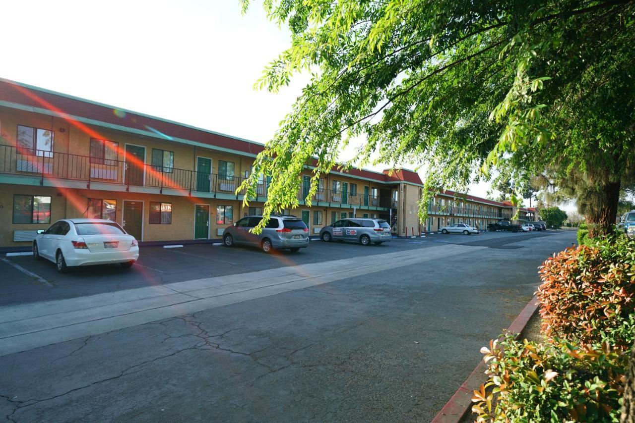 Ambassador Inn Fresno Exterior photo